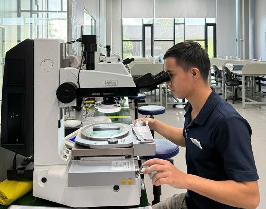 덴티움 다낭 공장에서 한 근로자가 임플란트 제품의 품질검사를 하고 있다. 사진=김준석 특파원