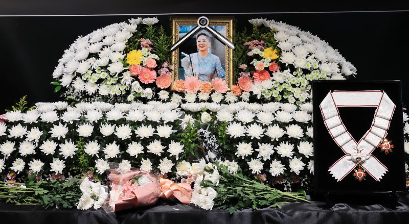 14일 서울 중구 서울영화센터에 마련된 고 김지미 배우의 추모공간에 금관문화훈장이 놓여있다. 2025.12.14/뉴스1 ⓒ News1 이호윤 기자