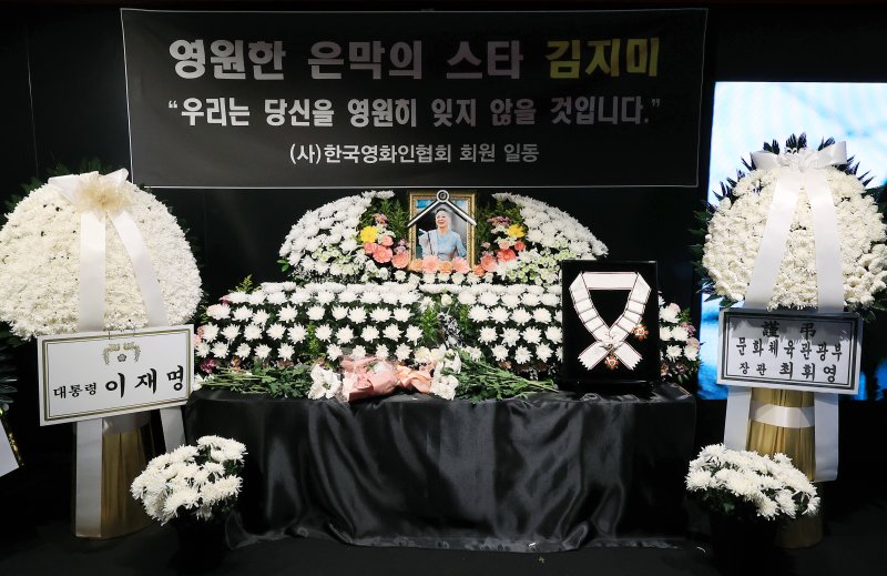 14일 서울 중구 서울영화센터에 마련된 고 김지미 배우의 추모공간에 금관문화훈장이 놓여있다. 2025.12.14/뉴스1 ⓒ News1 이호윤 기자