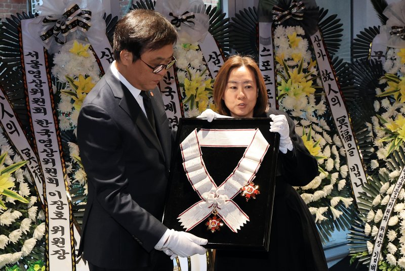 최휘영 문화체육관광부 장관이 14일 서울 중구 서울영화센터에 마련된 고 김지미 배우의 추모공간을 찾아 금관문화훈장을 전달하고 있다. 2025.12.14/뉴스1 ⓒ News1 이호윤 기자