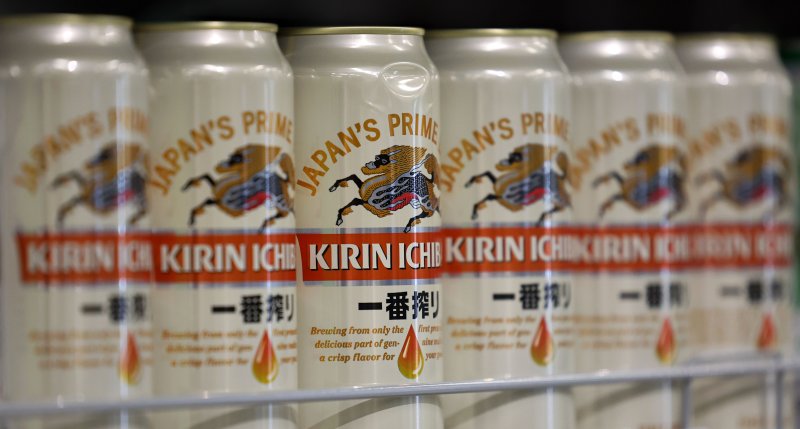 [서울=뉴시스] 김선웅 기자 = 올해 1분기 맥주 수입량이 20% 가까이 감소했지만 일본 맥주 수입량은 두배 이상 증가한 것으로 나타났다. 17일 관세청 무역통계에 따르면 1분기 맥주 수입액은 작년 동기 대비 19.8%, 수입량은 24.1% 감소했다. 반면 아사히·삿포로·기린 등의 일본 맥주 수입액은 125.2%, 수입량은 103.5% 증가했다. 17일 서울 소재 유통매장에서 일본 수입 맥주가 판매되고 있다. 2024.04.17. mangusta@newsis.com