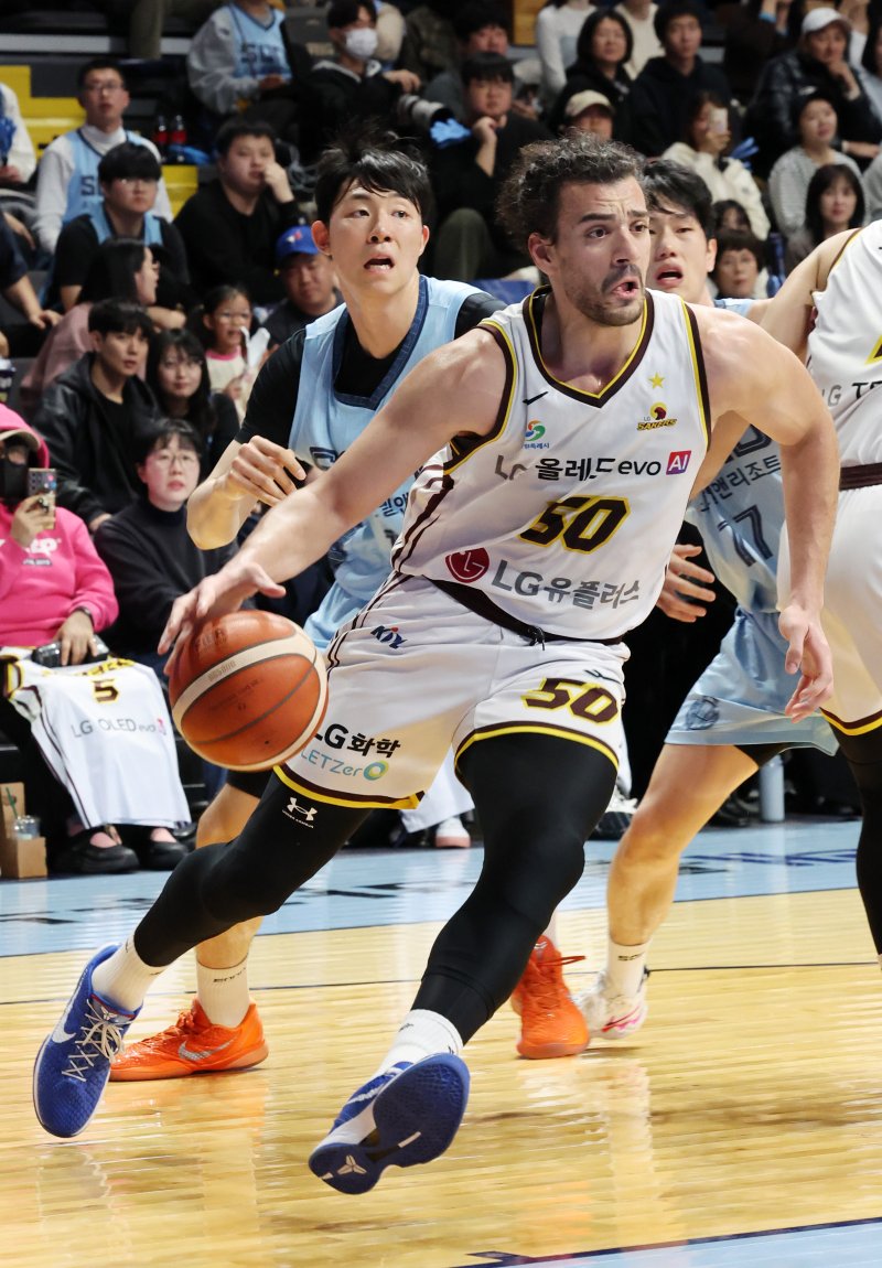 [고양=뉴시스] 배훈식 기자 = 14일 오후 경기 고양시 고양 소노 아레나에서 열린 2025~2026시즌 LG전자 프로농구 고양 소노와 창원 LG의 경기, 2쿼터 LG 마레이가 드리블 돌파를 하고 있다. 2025.12.14. dahora83@newsis.com