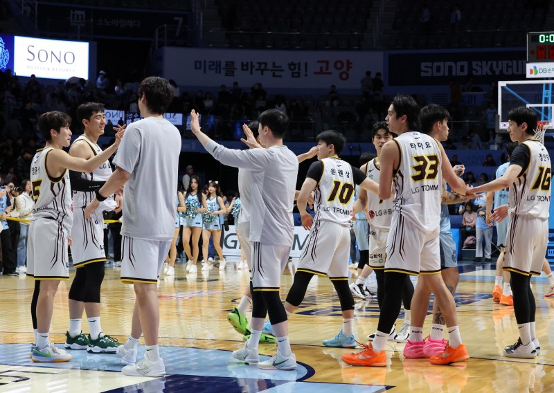[고양=뉴시스] 배훈식 기자 = 14일 오후 경기 고양시 고양 소노 아레나에서 열린 2025~2026시즌 LG전자 프로농구 고양 소노와 창원 LG의 경기, 80-75로 승리한 LG 선수들이 하이파이브를 하고 있다. 2025.12.14. dahora83@newsis.com
