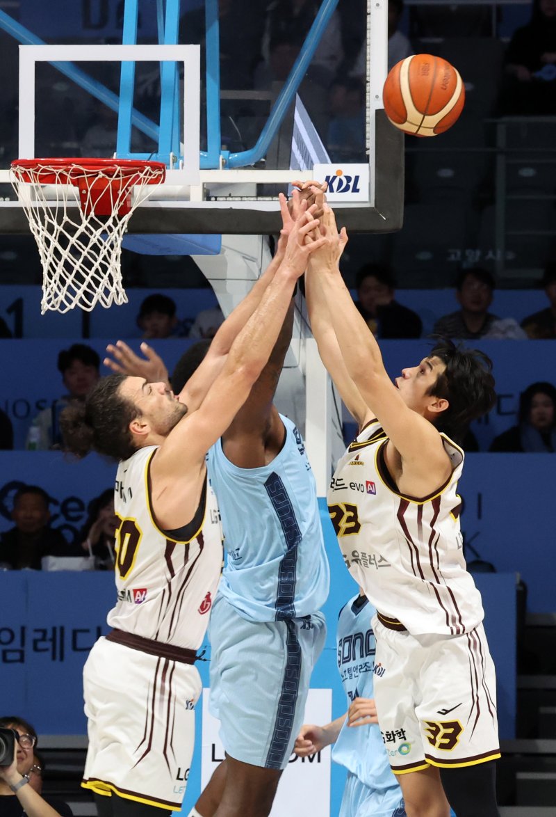 [고양=뉴시스] 배훈식 기자 = 14일 오후 경기 고양시 고양 소노 아레나에서 열린 2025~2026시즌 LG전자 프로농구 고양 소노와 창원 LG의 경기, 4쿼터 LG 마레이(왼쪽부터), 소노 나이트, LG 타마요가 리바운드 다툼을 하고 있다. 2025.12.14. dahora83@newsis.com