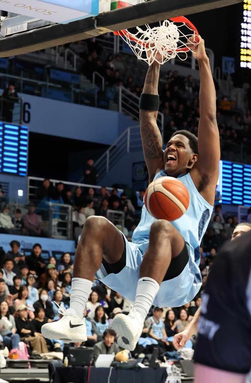 [고양=뉴시스] 배훈식 기자 = 14일 오후 경기 고양시 고양 소노 아레나에서 열린 2025~2026시즌 LG전자 프로농구 고양 소노와 창원 LG의 경기, 3쿼터 소노 나이트가 슬램 덩크를 하고 있다. 2025.12.14. dahora83@newsis.com