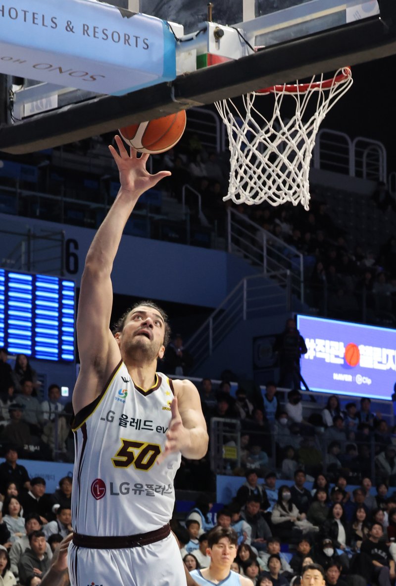 [고양=뉴시스] 배훈식 기자 = 14일 오후 경기 고양시 고양 소노 아레나에서 열린 2025~2026시즌 LG전자 프로농구 고양 소노와 창원 LG의 경기, 1쿼터 LG 마레이가 골밑슛을 하고 있다. 2025.12.14. dahora83@newsis.com
