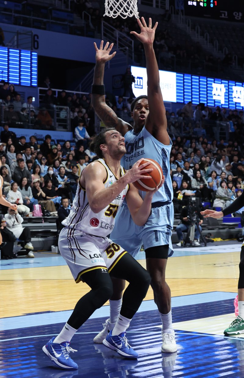 [고양=뉴시스] 배훈식 기자 = 14일 오후 경기 고양시 고양 소노 아레나에서 열린 2025~2026시즌 LG전자 프로농구 고양 소노와 창원 LG의 경기, 1쿼터 LG 마레이가 펌프 페이크를 하고 있다. 2025.12.14. dahora83@newsis.com