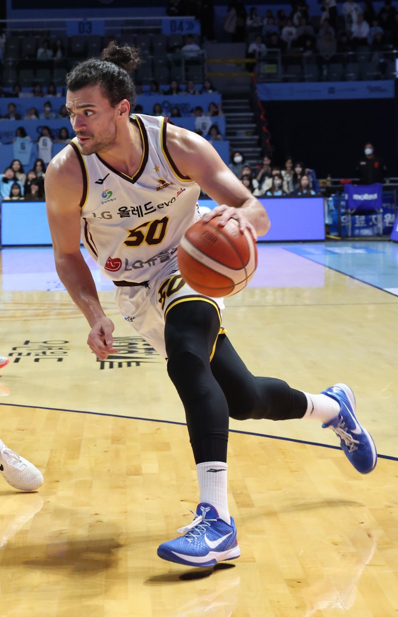 [고양=뉴시스] 배훈식 기자 = 14일 오후 경기 고양시 고양 소노 아레나에서 열린 2025~2026시즌 LG전자 프로농구 고양 소노와 창원 LG의 경기, 1쿼터 LG 마레이가 골밑 돌파를 하고 있다. 2025.12.14. dahora83@newsis.com