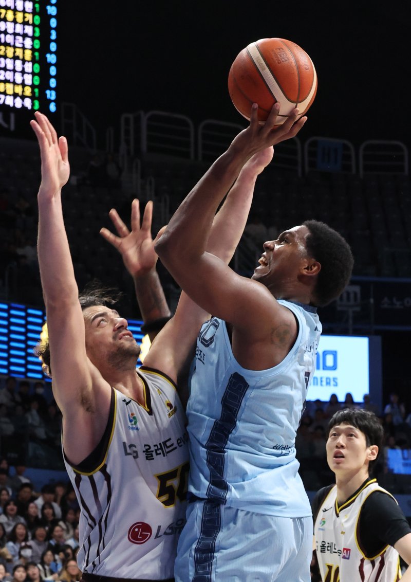 [고양=뉴시스] 배훈식 기자 = 14일 오후 경기 고양시 고양 소노 아레나에서 열린 2025~2026시즌 LG전자 프로농구 고양 소노와 창원 LG의 경기, 3쿼터 소노 나이트가 LG 마레이의 블로킹을 피해 슛을 하고 있다. 2025.12.14. dahora83@newsis.com
