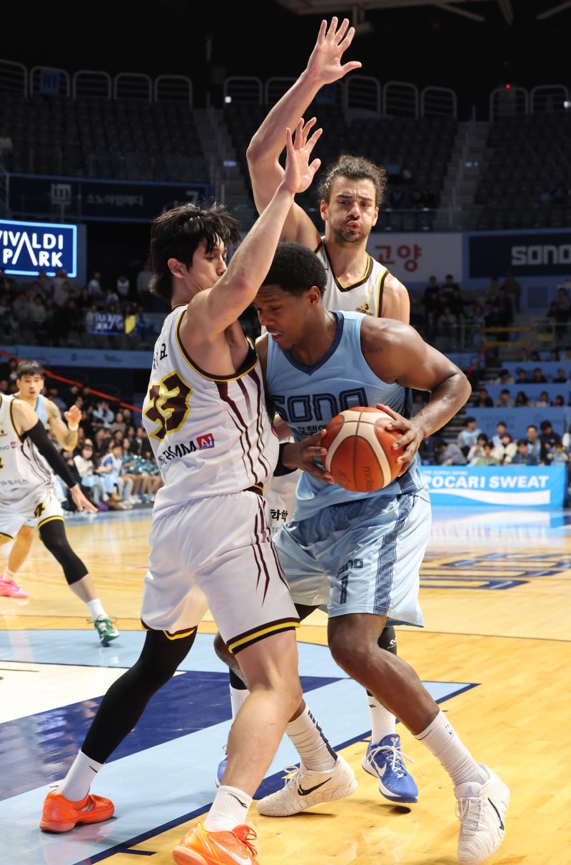 [고양=뉴시스] 배훈식 기자 = 14일 오후 경기 고양시 고양 소노 아레나에서 열린 2025~2026시즌 LG전자 프로농구 고양 소노와 창원 LG의 경기, 4쿼터 소노 나이트가 LG 타마요, 마레이 더블팀 수비에 막히고 있다. 2025.12.14. dahora83@newsis.com