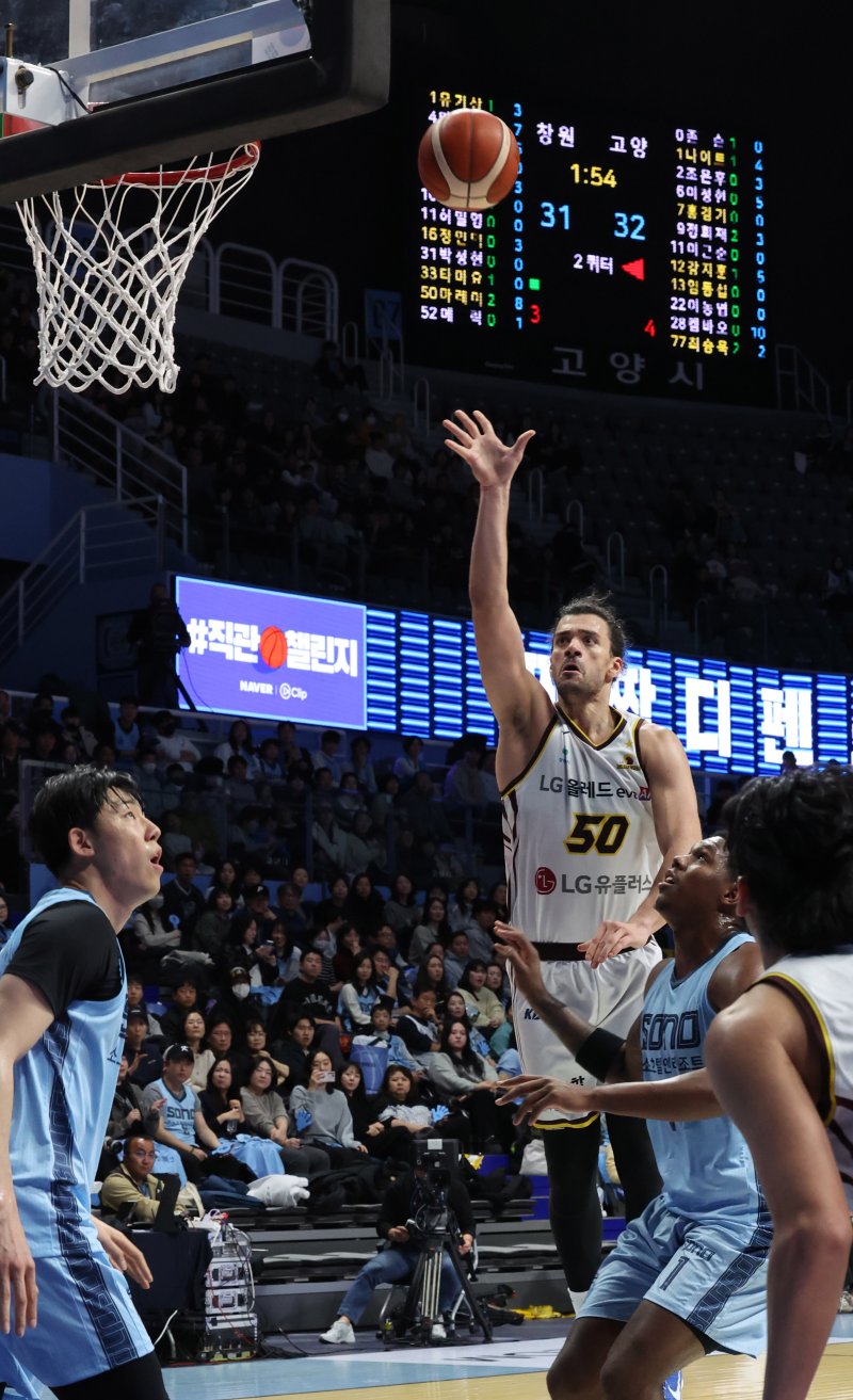 [고양=뉴시스] 배훈식 기자 = 14일 오후 경기 고양시 고양 소노 아레나에서 열린 2025~2026시즌 LG전자 프로농구 고양 소노와 창원 LG의 경기, 2쿼터 LG 마레이가 플로터를 던지고 있다. 2025.12.14. dahora83@newsis.com