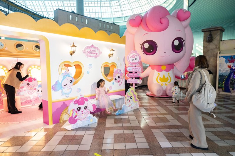 롯데월드 어드벤처는 내년 3월 2일까지 인기 애니메이션 '프린세스 캐치! 티니핑'과 함께하는 겨울 시즌 축제 트윙클 미라클 윈터를 진행한다. 사진은 마법열차 포토존에서 이용객들이 기념촬영 하고 있다. 뉴시스