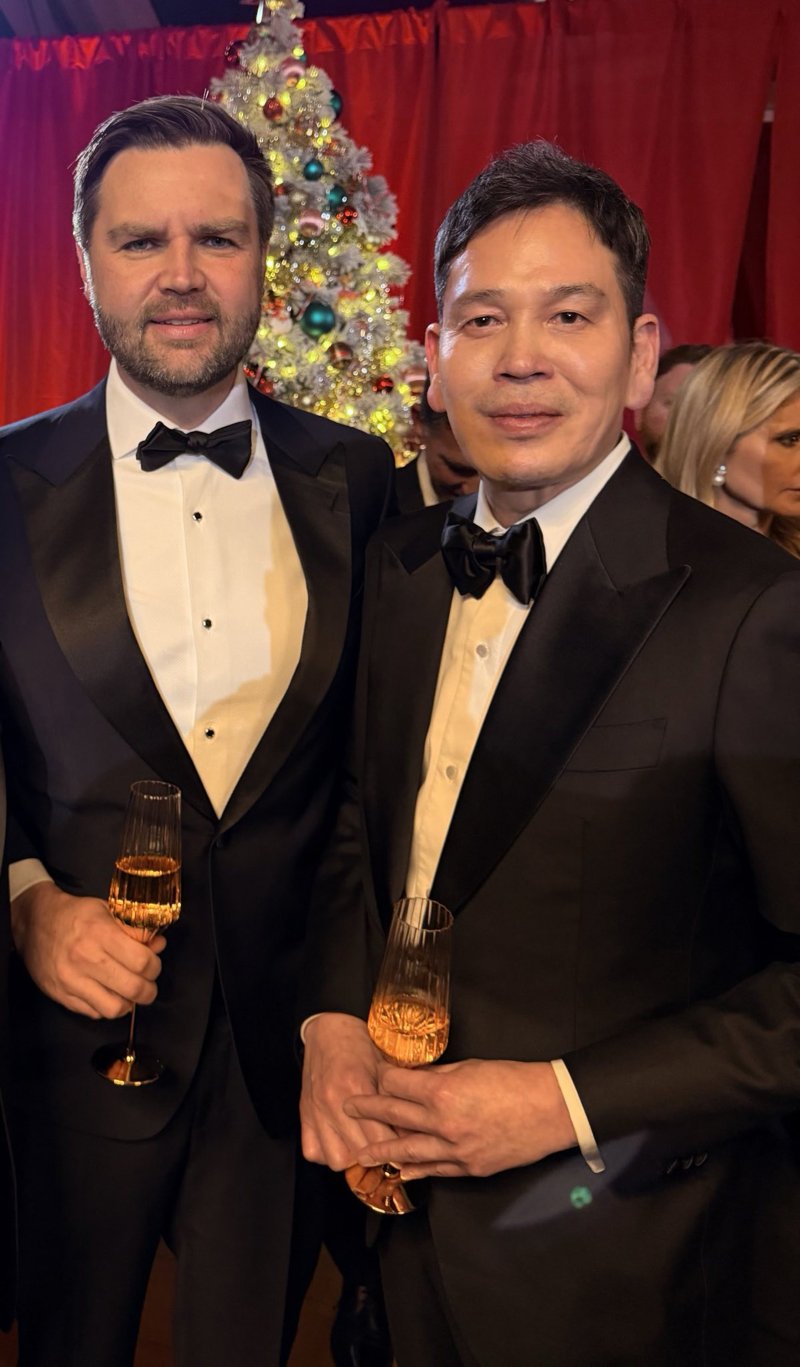 지난 12일(현지시간) 미국 워싱턴 D.C. 부통령 관저에서 열린 성탄절 만찬 행사에 참석한 정용진 신세계그룹 회장(오른쪽)이 J.D. 밴스 부통령과 포즈를 취하고 있다. 신세계그룹 제공