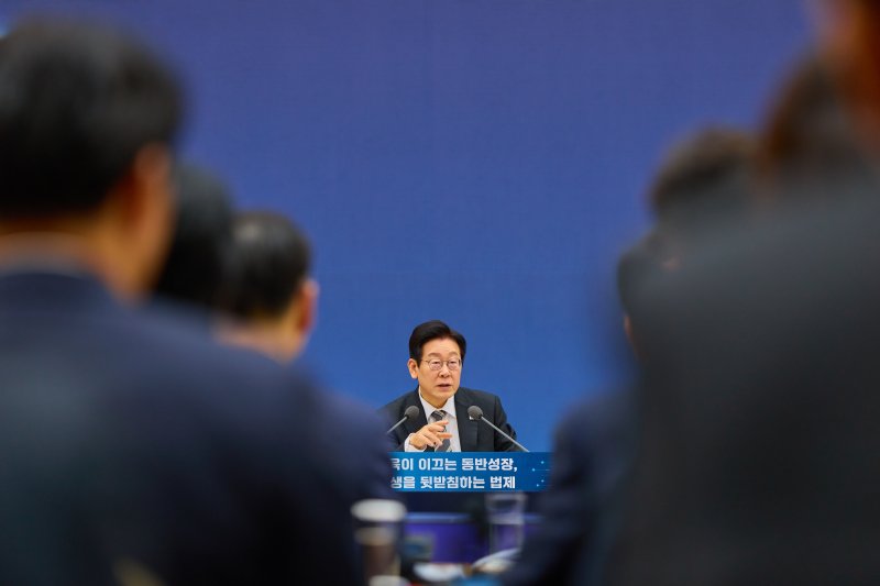 이재명 대통령이 12일 세종시 정부세종컨벤션센터에서 열린 교육부·국가교육위원회·법제처 업무보고에서 발언하고 있다. (대통령실 제공. 재판매 및 DB 금지) 2025.12.12/뉴스1 ⓒ News1 이재명 기자