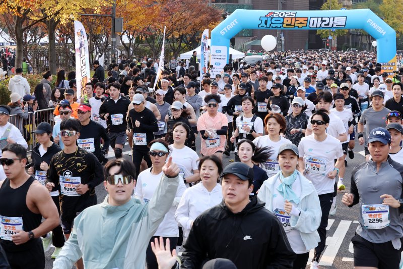 지난달 9일 서울 중구 서울광장에서 열린 '2025 자유민주 마라톤'에서 참가자들이 출발하고 있다. 뉴스1