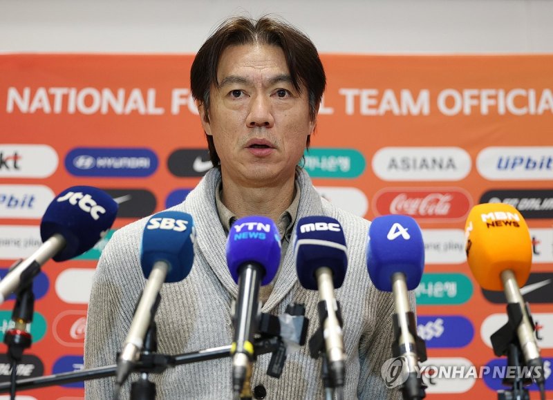 지난 12일 인천국제공항에서 귀국 인터뷰하는 홍명보 감독 연합뉴스