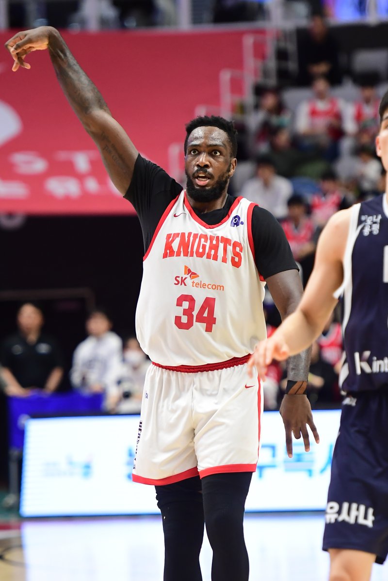 서울 SK 자밀 워니가 14일 수원 KT와 경기에서 플레이를 지켜보고 있다.(KBL 제공)