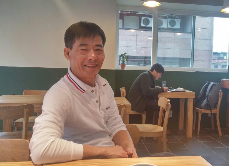 【서울=뉴시스】 이혜원 기자 = '영철버거' 사장 이영철씨가 새 가게를 준비하며 환하게 웃고 있다. 2015. 12. 21. hey1@newsis.com