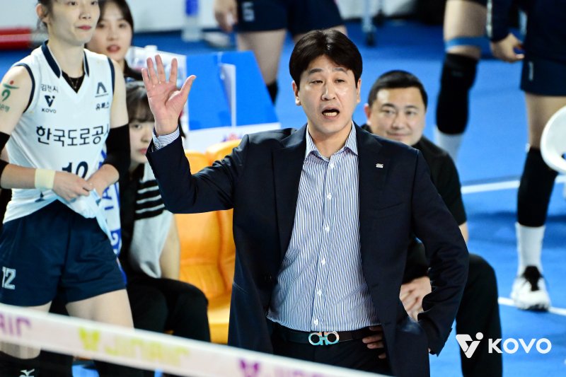 [서울=뉴시스]여자배구 도로공사 김종민 감독. (사진=KOVO 제공)