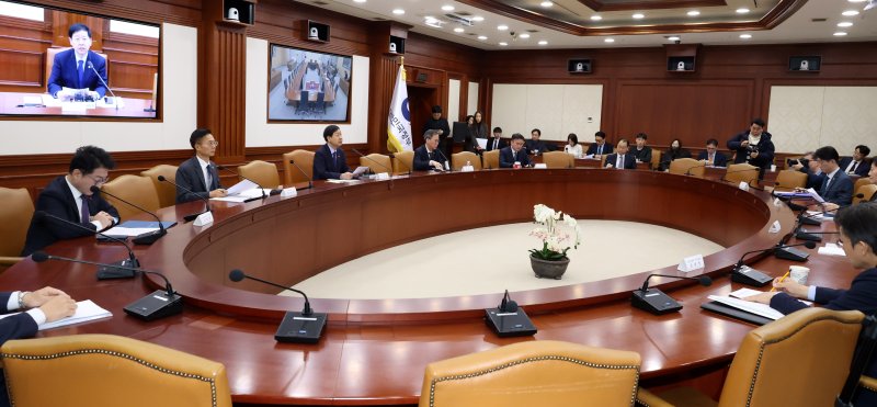 [서울=뉴시스] 추상철 기자 = 구윤철 부총리 겸 기획재정부 장관이 12일 오전 서울 종로구 정부서울청사에서 열린 대외경제 장관회의에서 발언하고 있다. 2025.12.12. scchoo@newsis.com