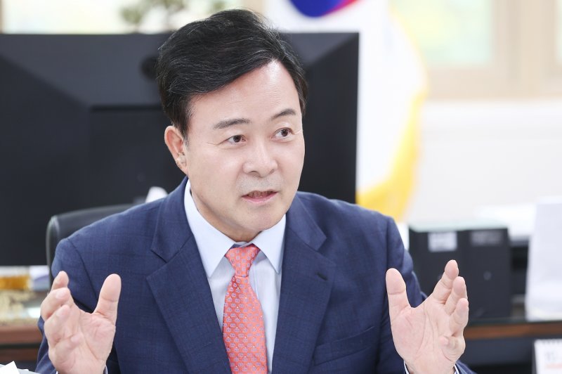 [의왕=뉴시스] 김성제시장이 "관내 부동산 시장은 안정적이며, 일류적 규제는 안된다"고 설명하고 있다. (사진=의왕시 제공).