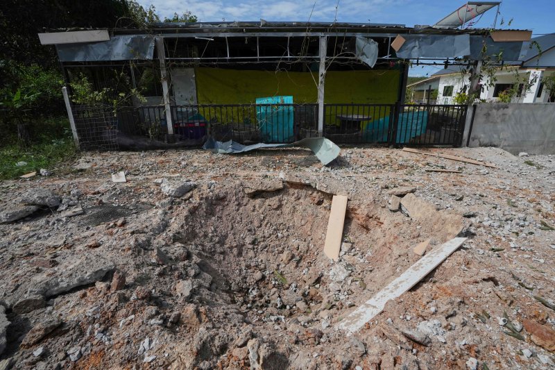 [AP/뉴시스] 태국 측에서 14일 캄보디아 로켓 공격을 당했다고 말하고 있는 시사켓주 피해 마을 구덩이