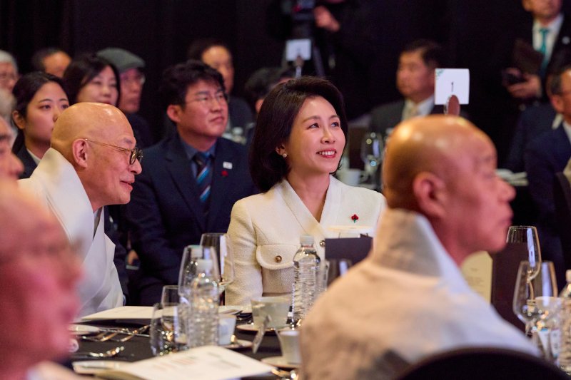 김혜경 여사가 지난 12일 불교지도자 초청 국민화합 기원 송년만찬에 참석해 있다. (대통령실 제공. 재판매 및 DB 금지) 2025.12.13/뉴스1 ⓒ News1 이재명 기자