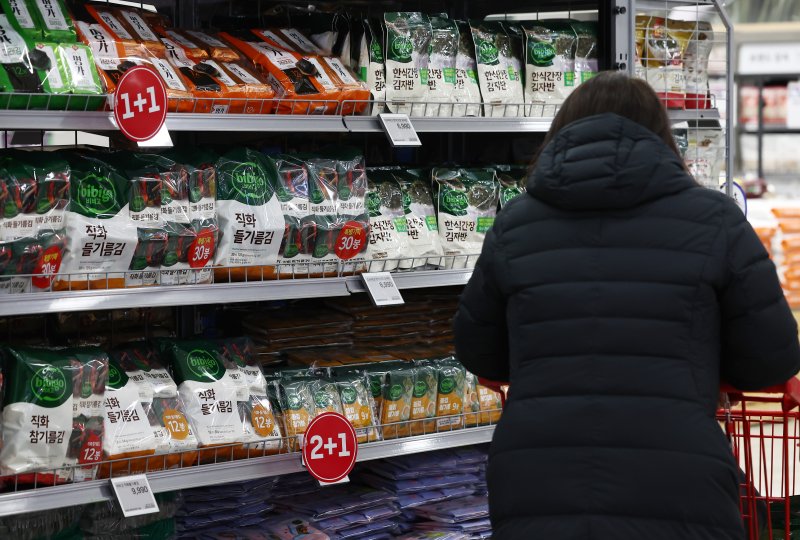 미국이 15% 상호관세 대상에서 조미김 수출 관세를 면제한 가운데 14일 서울 시내의 대형마트에서 외국인 관광객들이 김을 고르고 있다. 이날 해양수산부에 따르면 지난달 발표된 한미 관세·안보 분야 조인트 팩트시트(공동 설명자료)의 부속 문서에 조미김이 무관세 품목으로 기재됐다고 밝혔다. 수산물 가운데 미국의 15% 상호관세를 면제받는 것은 조미김이 유일하다. 2025.12.14/뉴스1 ⓒ News1 김민지 기자