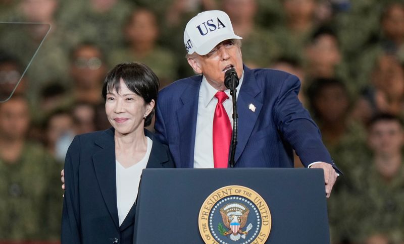 도널드 트럼프 미국 대통령이 지난 10월 28일 가나가와현 요코스카에 있는 미 해군 기지에 정박 중인 미 항공모함 USS 조지 워싱턴호에서 미군 장병들을 대상으로 연설하고 있다. 옆에 다카이치 사나에 일본 총리가 서 있다. AP·뉴시스