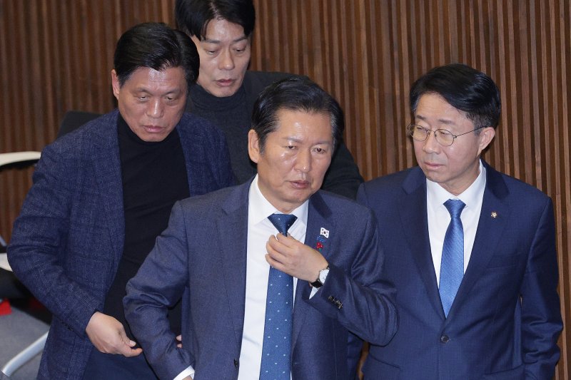 정청래 더불어민주당 대표와 김병기 원내대표가 13일 서울 여의도 국회에서 열린 제430회국회(임시회) 제1차 본회의에서 의원들과 대화하고 있다. 2025.12.13/뉴스1 ⓒ News1 신웅수 기자