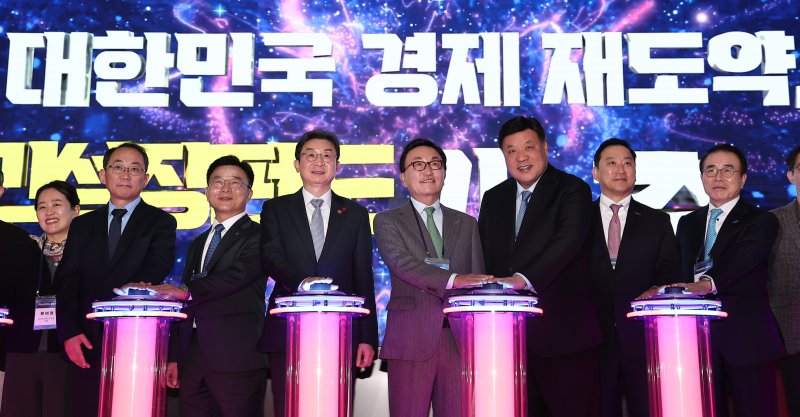 박상진 산업은행 회장(왼쪽 세 번째부터), 이억원 금융위원장, 박현주 미래에셋 회장, 서정진 셀트리온그룹 회장 등 참석자들이 11일 서울 여의도 산업은행 본점에서 열린 국민성장펀드 출범식에서 기념촬영을 하고 있다. 2025.12.11/뉴스1 ⓒ News1 김성진 기자