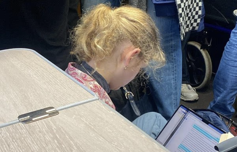 열차 객실 바닥에 앉아 에세이를 쓰는 루이즈 앨리스 엘리자베스 메리 마운트배튼 윈저 공주./사진=데일리메일 캡처