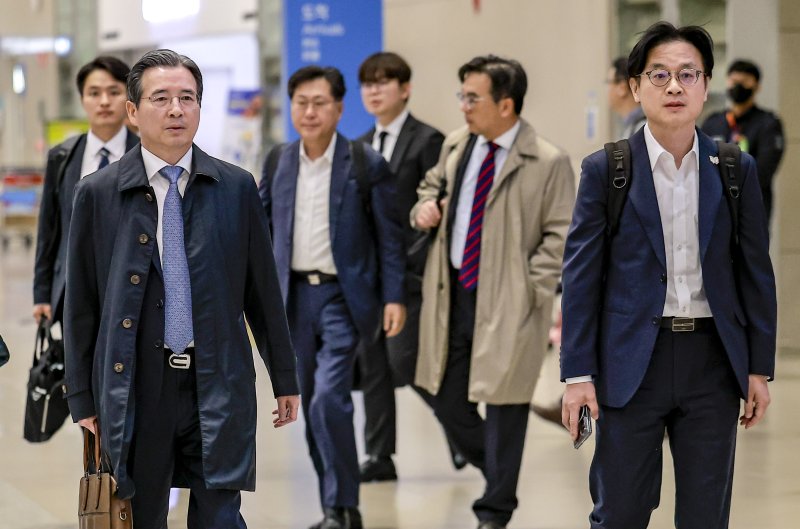 [인천공항=뉴시스] 정병혁 기자 = 관세협상 후속 협의를 위해 미국 워싱턴 D.C.를 방문했던 김용범(왼쪽에서 두 번째) 대통령비서실 정책실장과 김정관 산업통상부 장관(가장 오른쪽)이 지난 10월24일 인천국제공항을 통해 귀국하고 있다. 왼쪽에서 3번째 최지영 기재부 국제경제관리관의 모습도 보인다. 2025.10.24 jhope@newsis.com