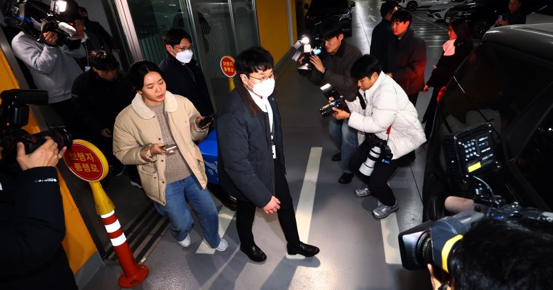 경찰이 대규모 개인정보 유출 사태를 빚은 쿠팡을 상대로 강제수사에 나선 지난 9일 오후 서울 송파구 쿠팡 본사 사무실에서 압수수색을 마친 경찰들이 압수품을 옮기고 있다. (공동취재) /뉴스1 ⓒ News1