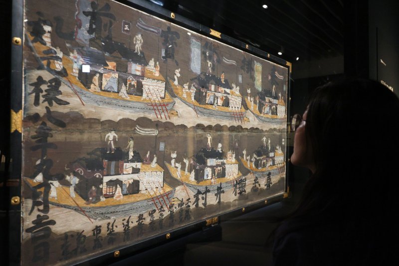 한일 국교 정상화 60주년을 맞아 4월 25일부터 6월 29일까지 서울 종로구 서울역사박물관에서 열린 조선시대 통신사 특별전에서 관람객이 유물을 살펴보고 있다. /뉴스1 ⓒ News1 신웅수 기자