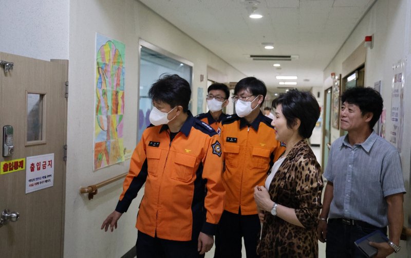 소방 안전 점검하는 손덕주 증평소방서장.(증평소방서 제공)/뉴스1