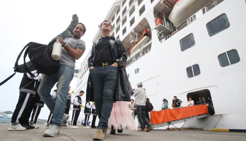 제주항에 입항한 크루즈 '드림호'를 타고 제주를 찾은 단체 관광객들이 하선하고 있다. 2024.4.30/뉴스1 ⓒ News1 오현지 기자