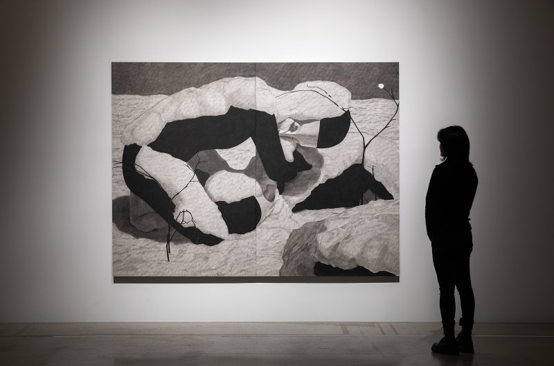 무나씨, 우리가 지워지는 계절에, 2025, Ink on Korean paper, 193.9 x 260.6 cm 스페이스K 서울 제공)