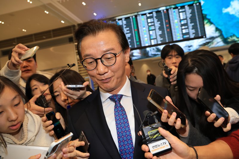 통일교로부터 금품을 수수했다는 의혹이 제기된 전재수 해양수산부 장관이 11일 오전 'UN해양총회' 유치 활동을 마친 후 인천국제공항 제2여객터미널을 통해 귀국해 입장을 밝힌 후 공항을 빠져나가고 있다. (공동취재) 2025.12.11/뉴스1 ⓒ News1 김성진 기자