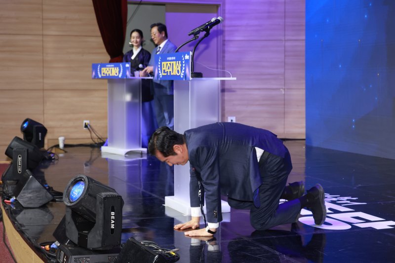 [서울=뉴시스] 고승민 기자 = 정청래 더불어민주당 대표가 14일 서울 여의도 국회 의원회관에서 열린 창당 70주년 기념 당원의 날 행사 '민주대상'에서 축사를 하던 중 큰절을 하고 있다. 2025.12.14. kkssmm99@newsis.com