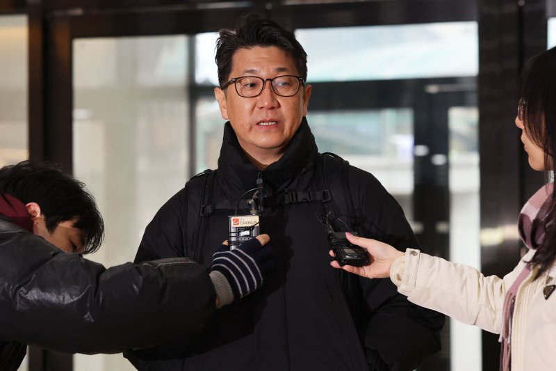 [서울=뉴시스] 권창회 기자 = 쿠팡 일용직 노동자 퇴직금 미지급 사건 수사 과정에서 상관의 외압이 있었다고 폭로한 문지석 검사가 14일 서울 서초구 관봉권 띠지 폐기 의혹 및 쿠팡 퇴직금 불기소 외압 의혹 진상규명을 위한 특검 사무실로 출석하며 취재진 질의에 답하고 있다. 2025.12.14. kch0523@newsis.com