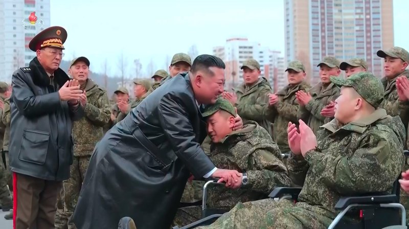 [서울=뉴시스] 북한 조선중앙TV가 13일 "해외작전지역에 출병하였던 조선인민군 공병부대 지휘관, 전투원들이 부과된 군사임무를 완수하고 승리의 개가드높이 귀국하였다"며 "제528공병련대(연대) 환영식이 12일 수도 평양의 4.25문화회관광장에서 성대히 진행되었다"고 13일 보도했다. 이날 환영식에는 김정은 국무위원장이 참석해 북한군의 공로를 치하했다. (사진=조선중앙TV 캡처) 2025.12.13. photo@newsis.com *재판매 및 DB 금지