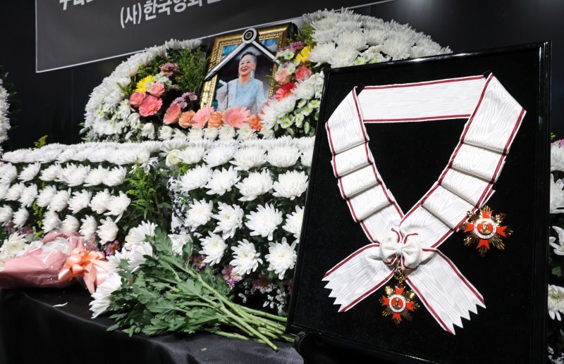 [서울=뉴시스] 홍효식 기자 = 14일 고(故) 김지미 배우의 추모 공간이 마련된 서울 충무로 서울영화센터에 고인의 금관문화훈장이 놓여져 있다. (사진=문화체육관광부 제공) 2025.12.14. photo@newsis.com *재판매 및 DB 금지