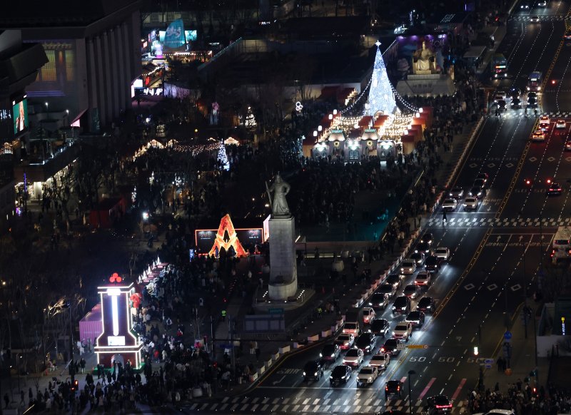 [서울=뉴시스] 이영환 기자 = 14일 오후 서울 종로구 광화문광장에서 열린 광화문 마켓이 시민들로 붐비고 있다. 2025.12.14. 20hwan@newsis.com
