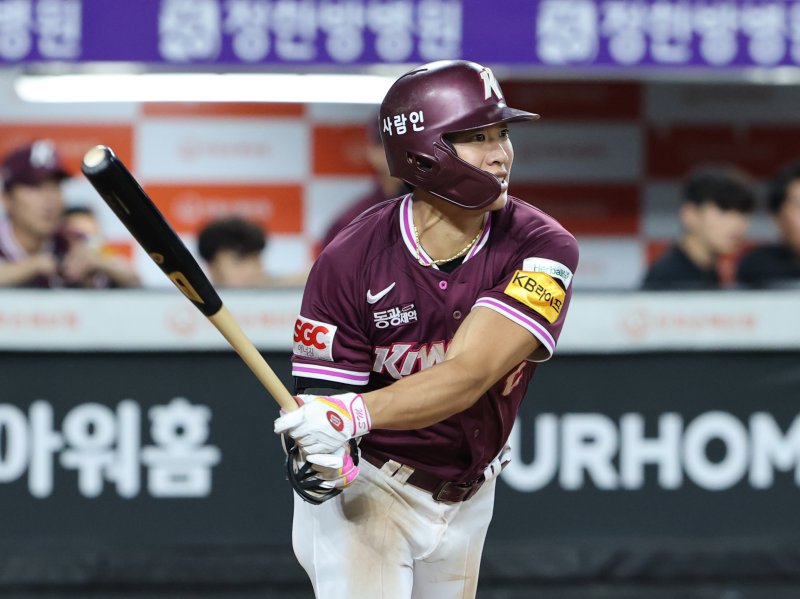 15일 오후 대전 한화생명 볼파크에서 열린 프로야구 '2025 신한 SOL뱅크 KBO 리그' 키움 히어로즈와 한화 이글스 경기에서 7회초 1루 키움 송성문이 우전 안타를 치고 있다. 2025.9.15/뉴스1 ⓒ News1 김기태 기자