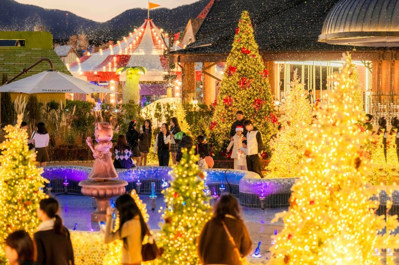 [부산=뉴시스] 롯데월드 어드벤처 부산 겨울 시즌 트리 가든 (사진=롯데월드 어드벤처 부산 제공) 2025.12.15. photo@newsis.com *재판매 및 DB 금지