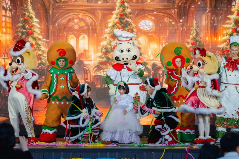 [부산=뉴시스] 롯데월드 어드벤처 부산 겨울 시즌 공연 '크리스마스 스윗 박스' (사진=롯데월드 어드벤처 부산 제공) 2025.12.15 photo@newsis.com *재판매 및 DB 금지