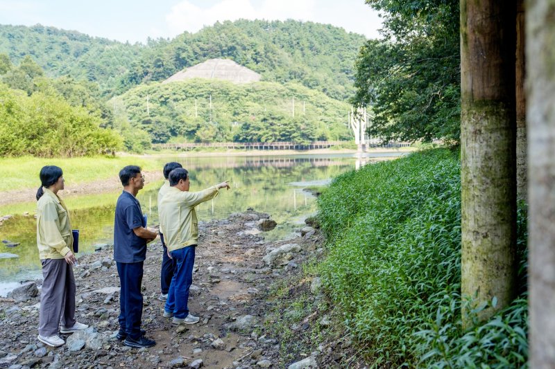 이재영 충북 증평군수가 가뭄에 대비해 저수지 상황을 둘러보고 있다.(증평군 제공, 재판매 및 DB금지)/뉴스1