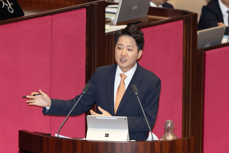 이준석 개혁신당 대표가 15일 오후 서울 여의도 국회에서 열린 제429회국회(정기회) 제5차 본회의에서 정치에 관한 대정부 질문을 하고 있다. 2025.9.15/뉴스1 ⓒ News1 이승배 기자