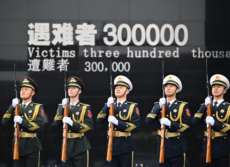 [난징=신화/뉴시스] 중국 공산당 기관지 인민일보가 다카이치 사나에 일본 총리의 대만 유사시 집단자위권 언급에 대해 다시 한번 강도 높은 비판을 제기했다. 사진은 난징대학살 88주년 기념일인 13일 중국 장쑤성 난징시 '난징대학살 희생자 기념관'에서 추모행사가 열리는 모습. 2025.12.15